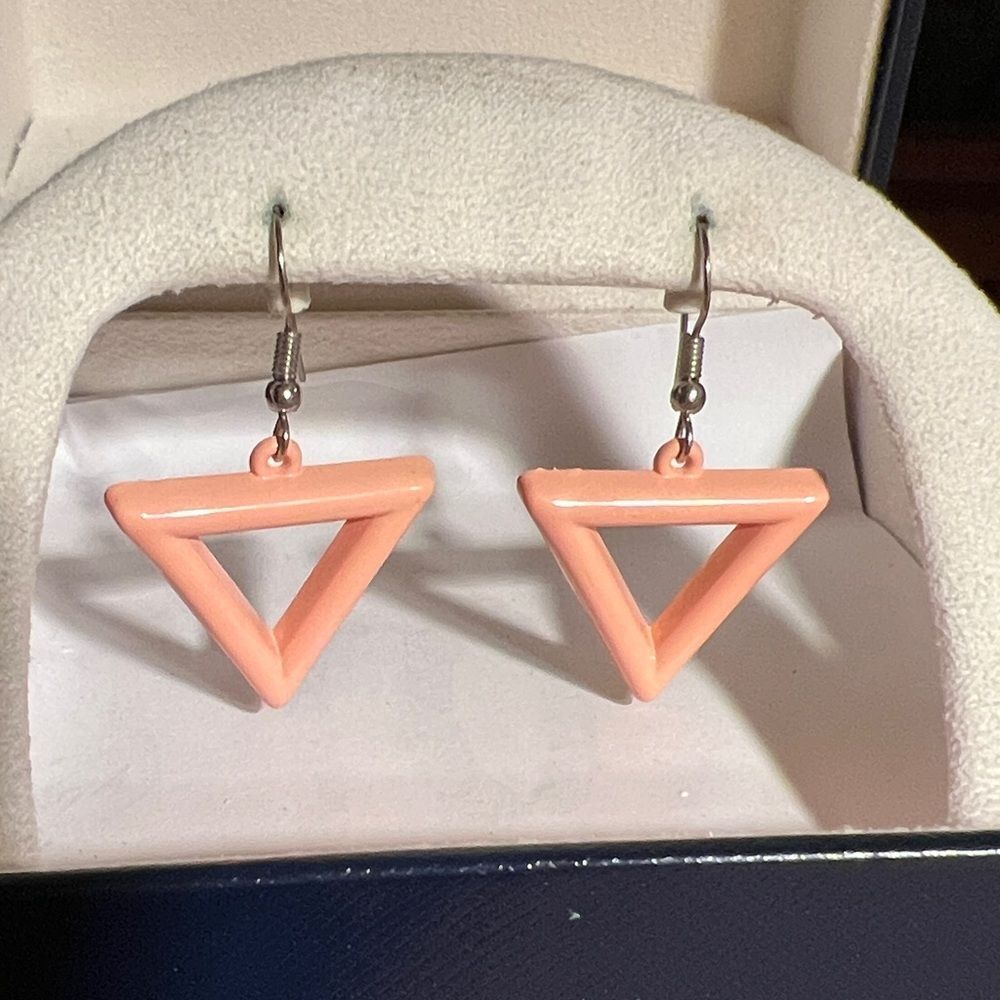 Peach triangle pierced earrings.